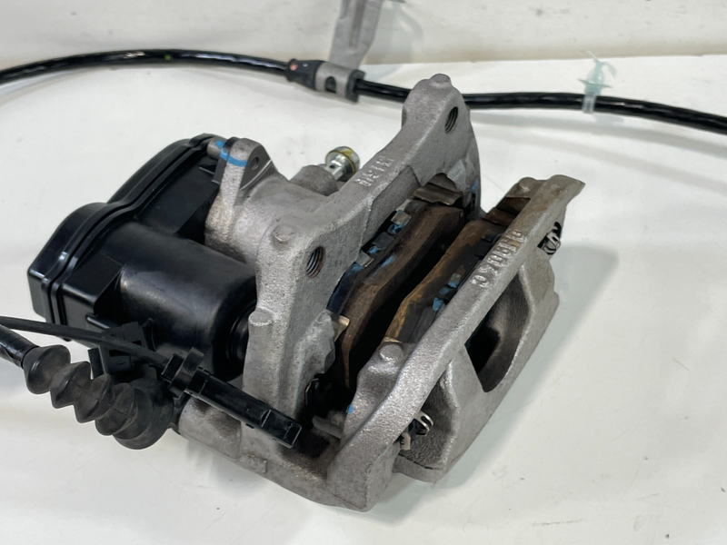 Load image into Gallery viewer, 23-26 HONDA HR-V REAR RIGHT PASSENGER DISC BRAKE CALIPER W/ ABS SENSOR # 101730
