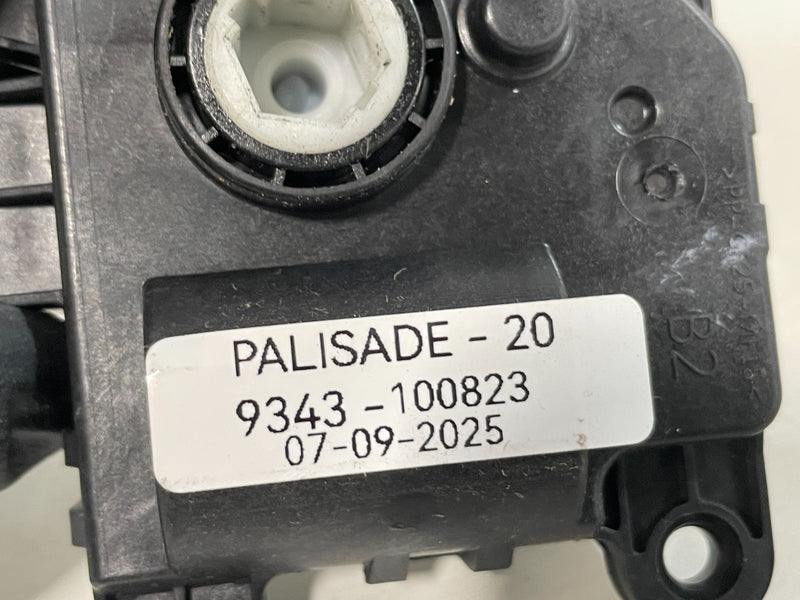 Load image into Gallery viewer, 2010-2025 HYUNDAI PALISADE HVAC A/C HEATER FLAP SERVO ACTUATOR MOTOR # 100823
