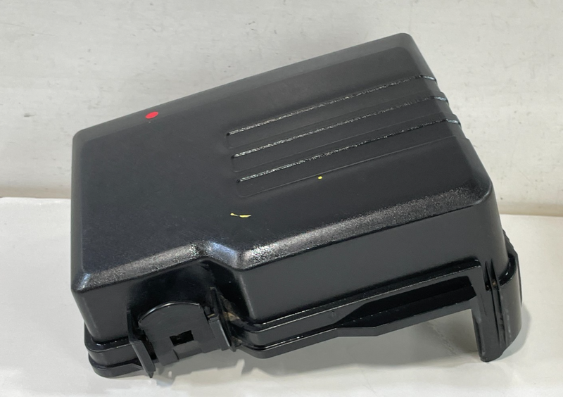 Load image into Gallery viewer, 2020 - 2022 HYUNDAI PALISADE ENGINE FUSE BOX RELAY MODULE UPPER COVER # 101320
