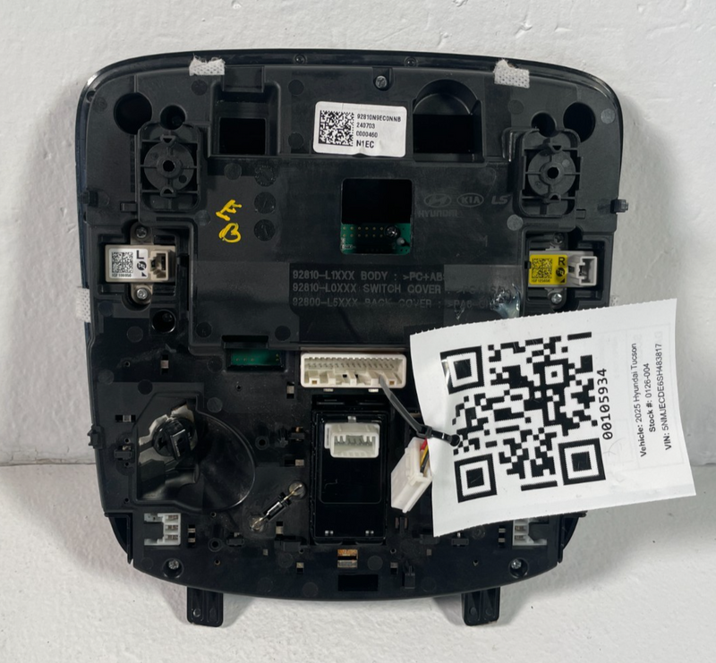 Load image into Gallery viewer, 2025 HYUNDAI TUCSON INTERIOR OVERHEAD ROOF MAP DOME LAMP LIGHT ASSEMBLY # 105934
