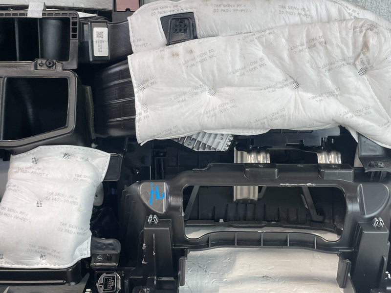 Load image into Gallery viewer, 2023-2025 HYUNDAI PALISADE INSTRUMENT PANEL PAD DASHBOARD ASSEMBLY # 104146
