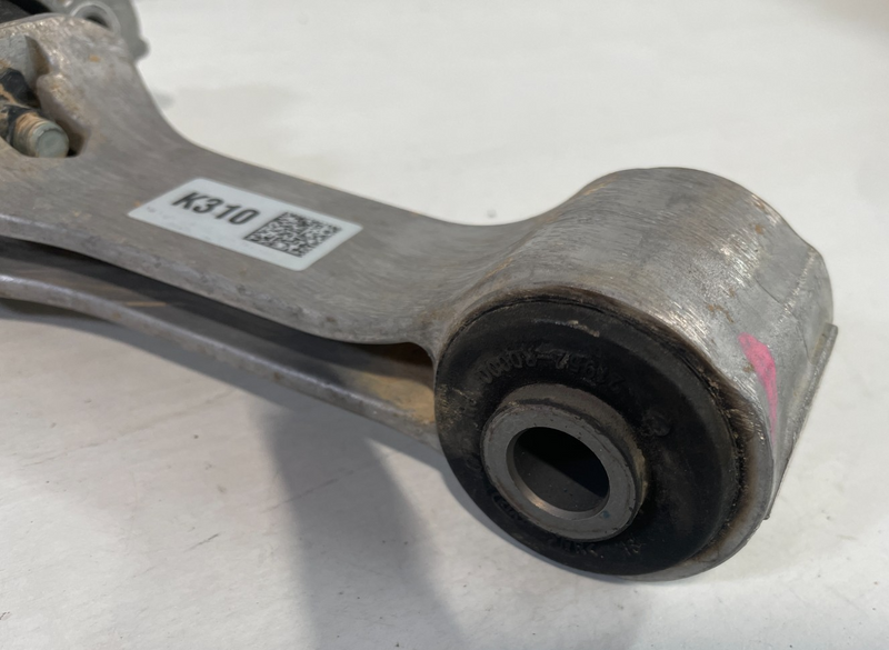 Load image into Gallery viewer, 22-25 HYUNDAI TUCSON SANTA CRUZ ENGINE MOTOR MOUNT TORQUE ARM ROLL ROD # 105052
