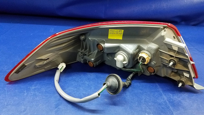 Load image into Gallery viewer, 11-14 INFINITI M35h M37 M56 Q70 RIGHT TAIL LIGHT QUARTER PANEL MOUNTED # 75023

