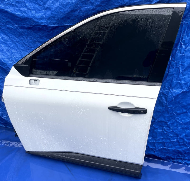Load image into Gallery viewer, NISSAN ROGUE FRONT LEFT DRIVER SIDE DOOR ASSEMBLY WHITE (QAK) 2021-2025 # 106878
