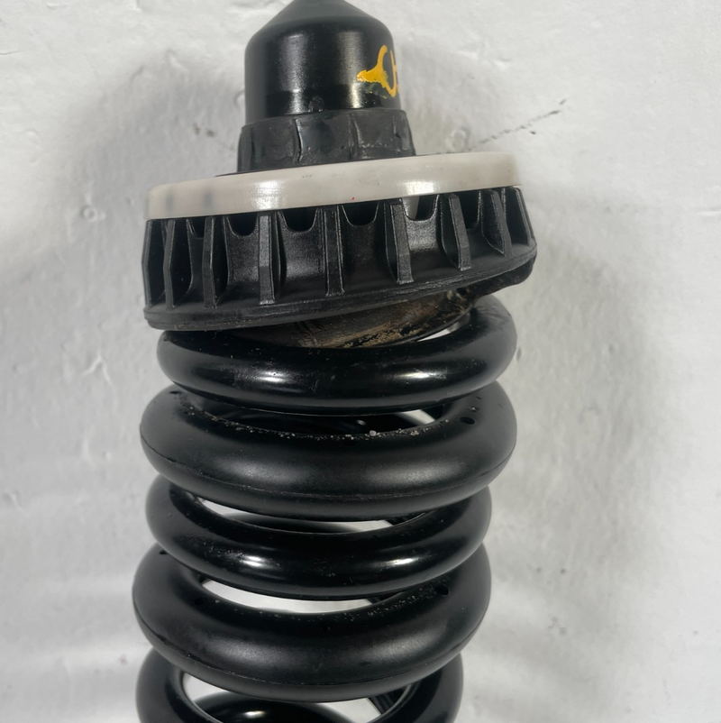 Load image into Gallery viewer, 2021-2025 BMW G82 M4 REAR LEFT OR RIGHT SIDE SUSPENSION COIL SPRING # 105673
