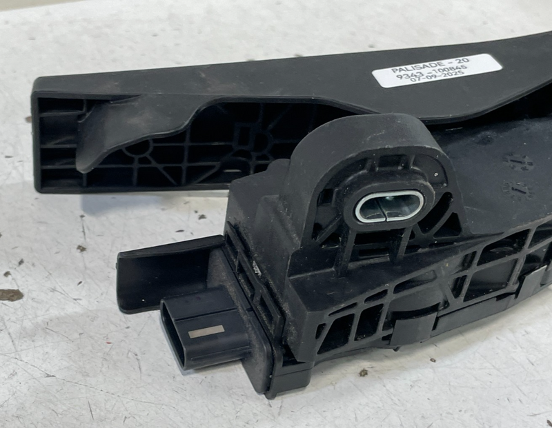 Load image into Gallery viewer, HYUNDAI PALISADE SANTA FE GAS PEDAL ACCELERATOR THROTTLE TRAVEL SENSOR # 100845
