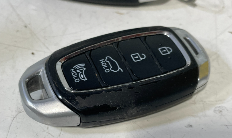 Load image into Gallery viewer, 2019-2020 HYUNDAI SANTA FE ENGINE &amp; LIFTGATE CONTROL MODULE W/ KEY FOB # 102918
