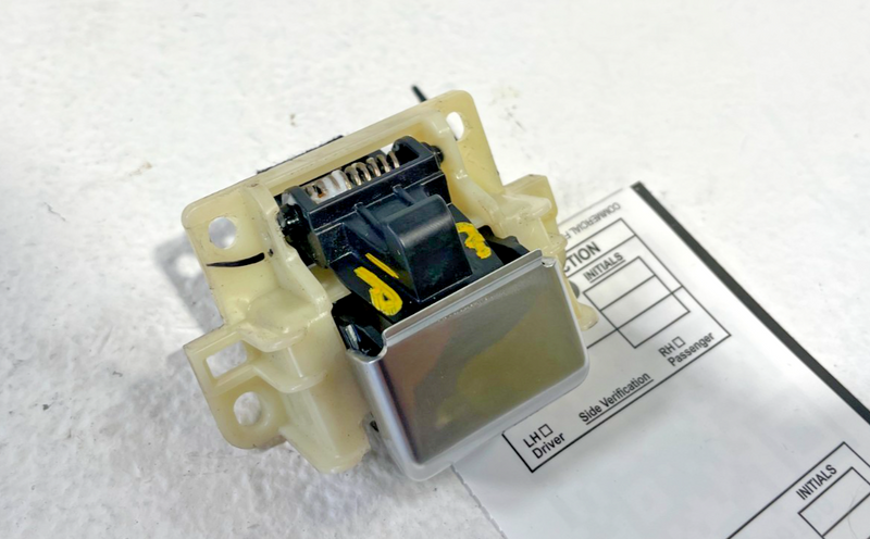 Load image into Gallery viewer, 23-25 HONDA HR-V CENTER CONSOLE ARMREST LID COVER LATCH LOCK 834173W0A01 #105446
