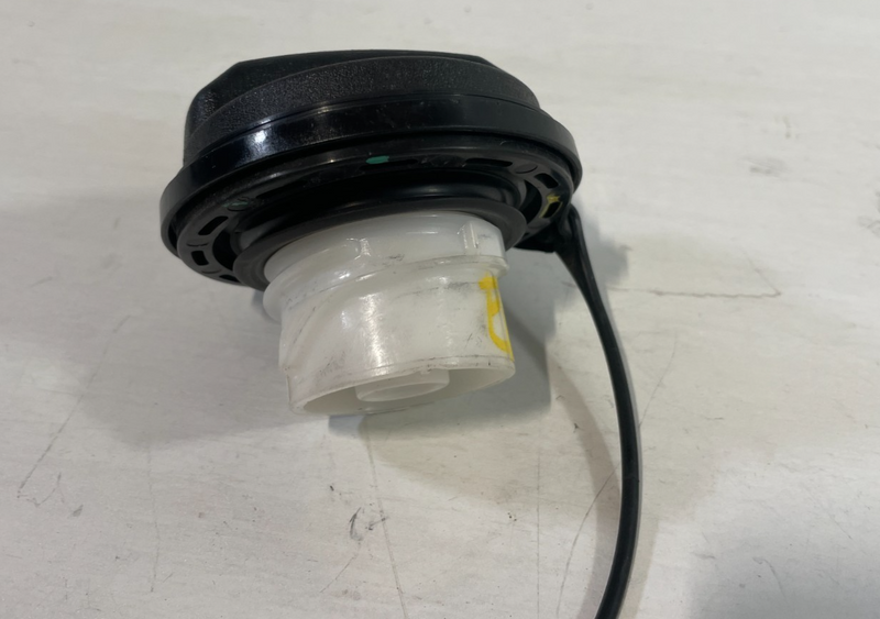 Load image into Gallery viewer, 04-25 HYUNDAI PALISADE ELANTRA GENESIS G70 REAR FUEL GAS TANK FILLER CAP #105139
