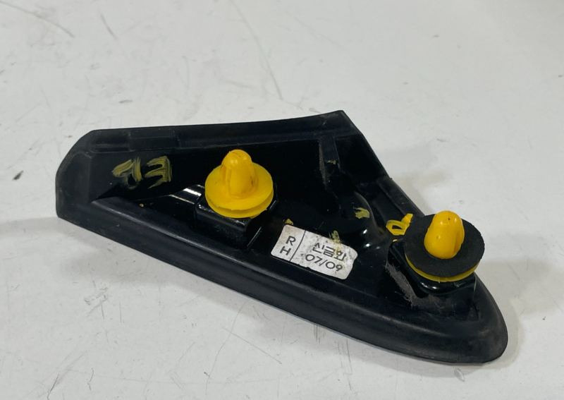 Load image into Gallery viewer, 19-23 HYUNDAI SANTA FE FRONT RIGHT PASSENGER FENDER UPPER CORNER MOLDING #101886
