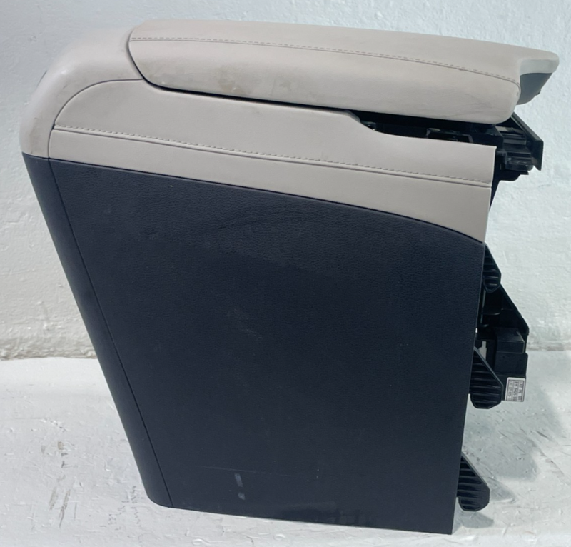 Load image into Gallery viewer, 23-25 HYUNDAI PALISADE REAR CENTER CONSOLE AIR VENT GRILLE PANEL ASSEMBLY 104120
