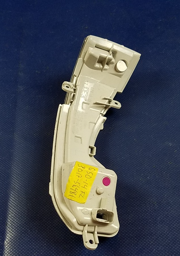 Load image into Gallery viewer, INFINITI Q50 Q60 Q70L QX30 FRONT LEFT SIDE MIRROR TURN SIGNAL LIGHT LAMP # 56481
