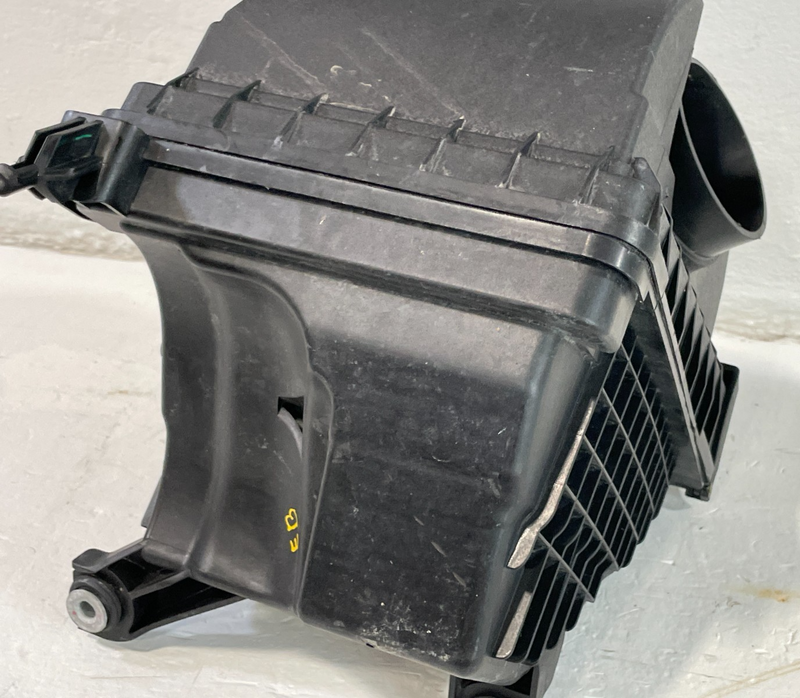 Load image into Gallery viewer, 2019-2020 HYUNDAI SANTA FE ENGINE AIR CLEANER FILTER HOUSING BOX 2.0L # 102982
