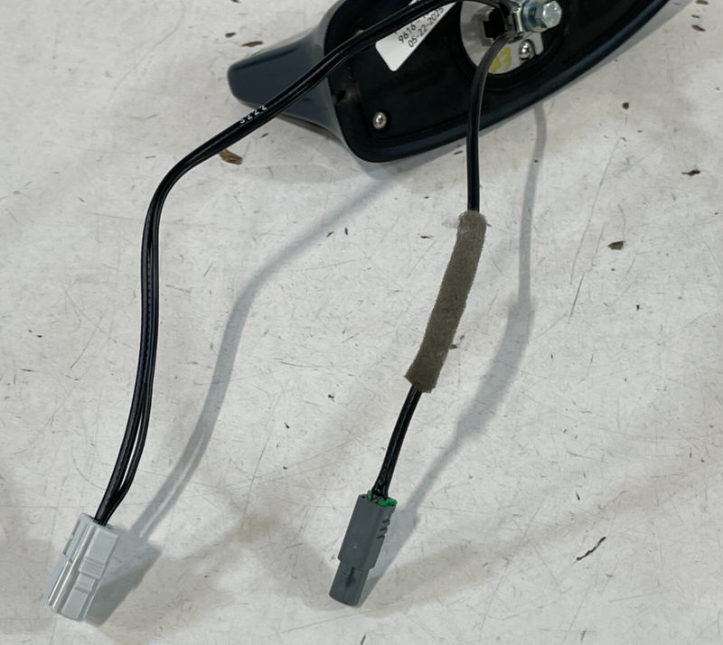 Load image into Gallery viewer, 23-25 HR-V TOP ROOF SATELLITE SHARK FIN RADIO ANTENNA TURQUOISE (G553P) # 98957
