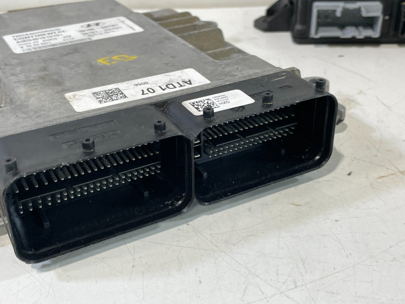 Load image into Gallery viewer, 2019-2020 HYUNDAI SANTA FE ENGINE &amp; LIFTGATE CONTROL MODULE W/ KEY FOB # 102918
