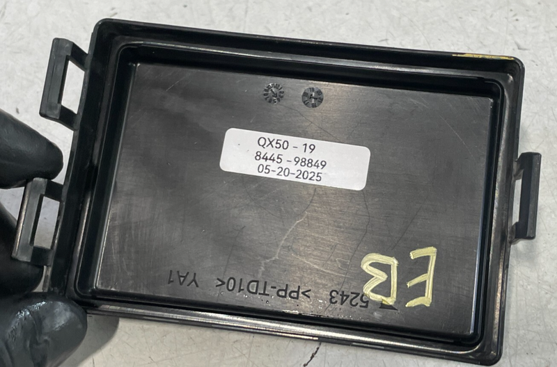 Load image into Gallery viewer, 19-20 INFINITI QX50 ENGINE FUSE RELAY BOX HOUSING LID COVER PANEL 2.0L # 98849
