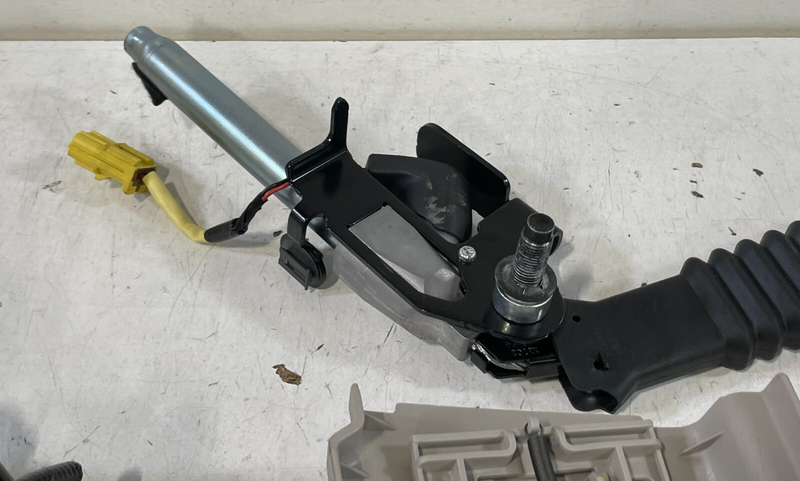 Load image into Gallery viewer, 2023-2025 HONDA HR-V FRONT RIGHT SIDE SEAT BELT RETRACTOR W/ TENSIONER # 98944
