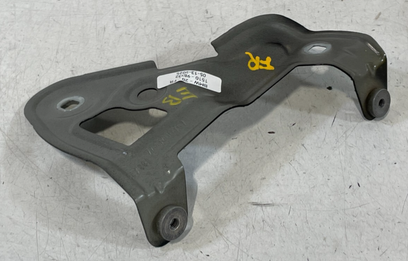 Load image into Gallery viewer, 2019-2024 BMW 330i 330e FRONT RIGHT SIDE FENDER REARWARD SUPPORT BRACKET # 98332
