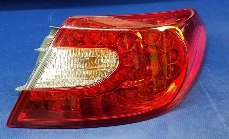Load image into Gallery viewer, 11-14 INFINITI M35h M37 M56 Q70 RIGHT TAIL LIGHT QUARTER PANEL MOUNTED # 75023
