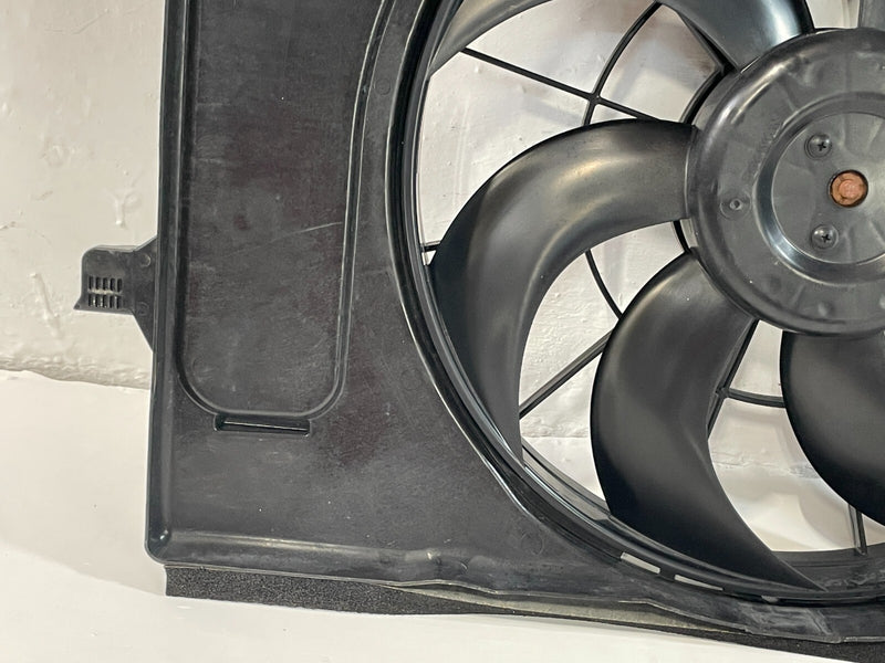 Load image into Gallery viewer, 21-23 HYUNDAI ELANTRA ENGINE RADIATOR COOLING FAN BLOWER ASSEMBLY 2.0L # 93786
