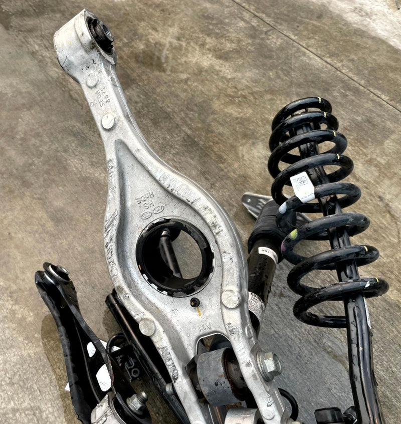Load image into Gallery viewer, 2023-2025 HYUNDAI IONIQ 6 RWD REAR RIGHT SIDE SUSPENSION KNEE ASSEMBLY # 110541
