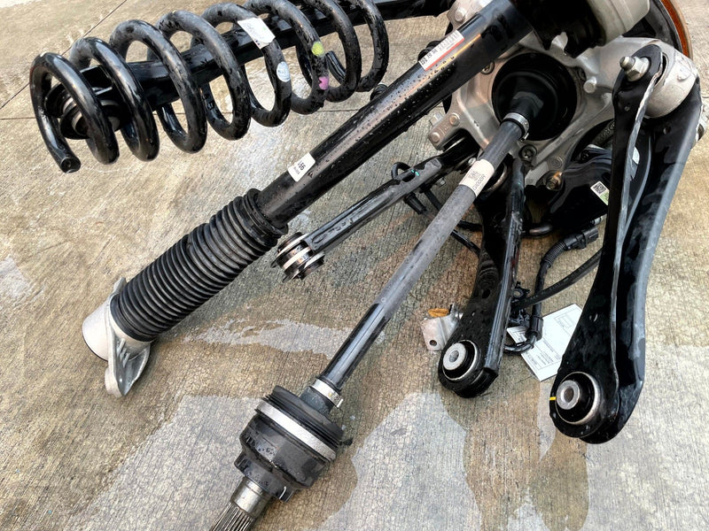 Load image into Gallery viewer, 2023-2025 HYUNDAI IONIQ 6 RWD REAR RIGHT SIDE SUSPENSION KNEE ASSEMBLY # 110541
