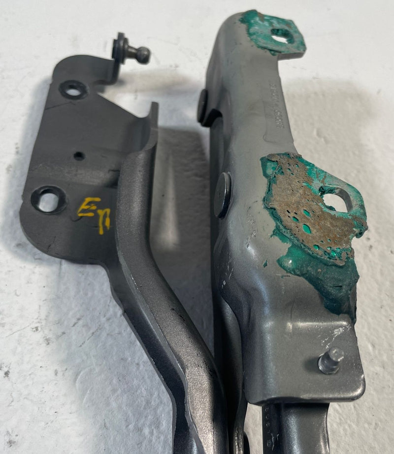 Load image into Gallery viewer, 2019-22 INFINITI QX50 FRONT LH &amp; RH SIDE HOOD BONNET HINGES PAIR BLACK # 106 (1)
