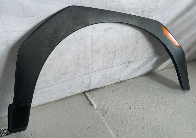 Load image into Gallery viewer, 24-26 HYUNDAI SANTA FE FRONT RIGHT SIDE FENDER WHEEL ARCH FLARE MOLDING # 112102
