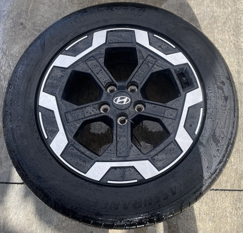 Load image into Gallery viewer, HYUNDAI SANTA FE 18" 18x7.5 BLACK ALLOY WHEEL RIM W/ TIRE (ONLY#1) 24-26 #112123
