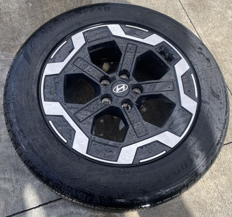 Load image into Gallery viewer, HYUNDAI SANTA FE 18" 18x7.5 BLACK ALLOY WHEEL RIM W/ TIRE (ONLY#1) 24-26 #112123
