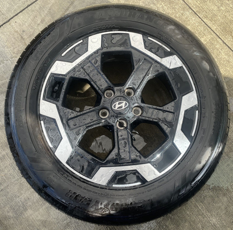 Load image into Gallery viewer, HYUNDAI SANTA FE 18" 18x7.5 BLACK ALLOY WHEEL RIM W/ TIRE (ONLY#1) 24-26 #112125
