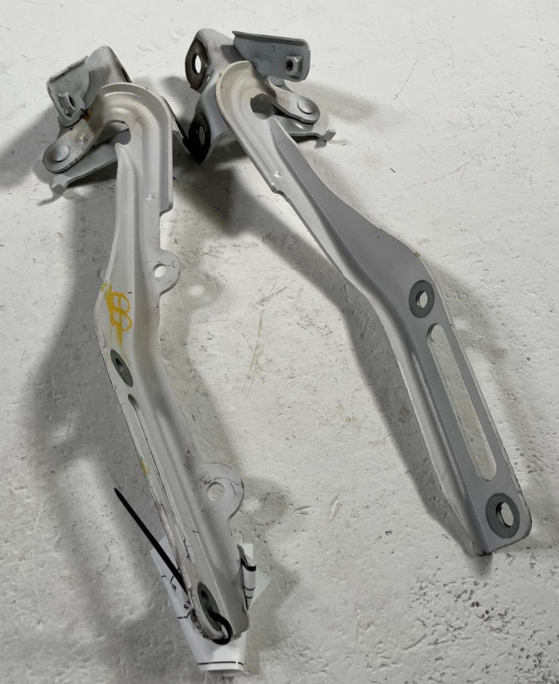 Load image into Gallery viewer, 2019 - 2025 HONDA PASSPORT FRONT LEFT &amp; RIGHT HOOD BONNET HINGES PAIR # 113343
