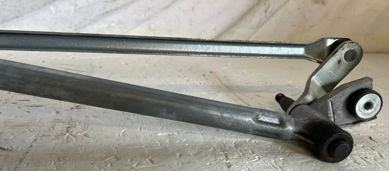 Load image into Gallery viewer, 15-25 FORD MUSTANG FRONT WINDSHIELD WIPER LINKAGE W/ MOTOR FR3B17500AC # 112973
