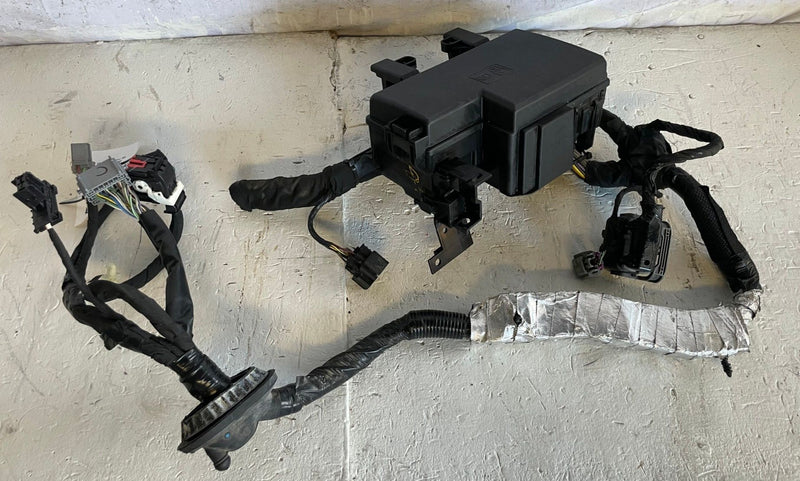 Load image into Gallery viewer, 2018-2023 FORD MUSTANG ENGINE FUSE RELAY JUNCTION BOX W/ WIRING HARNESS # 112982
