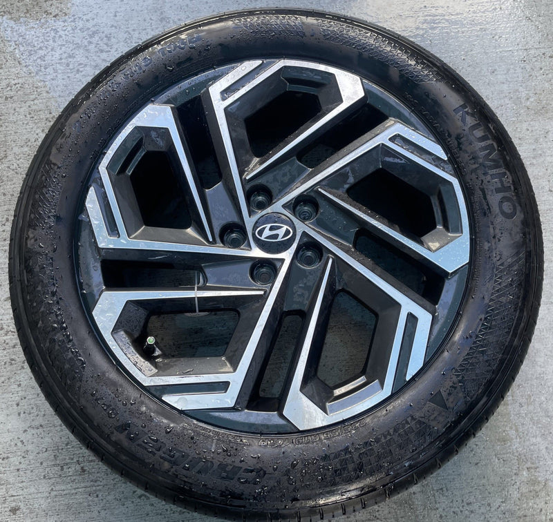 Load image into Gallery viewer, HYUNDAI TUCSON LIMITED 19x7.5 ALLOY WHEEL RIM 235/55R19 W/ TIRE 2025 # 113071
