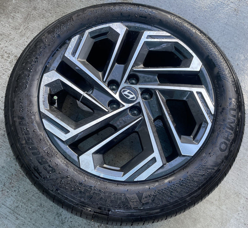 Load image into Gallery viewer, HYUNDAI TUCSON LIMITED 19x7.5 ALLOY WHEEL RIM 235/55R19 W/ TIRE 2025 # 113071
