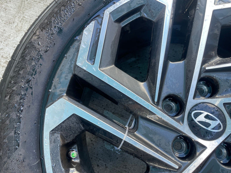 Load image into Gallery viewer, HYUNDAI TUCSON LIMITED 19x7.5 ALLOY WHEEL RIM 235/55R19 W/ TIRE 2025 # 113071
