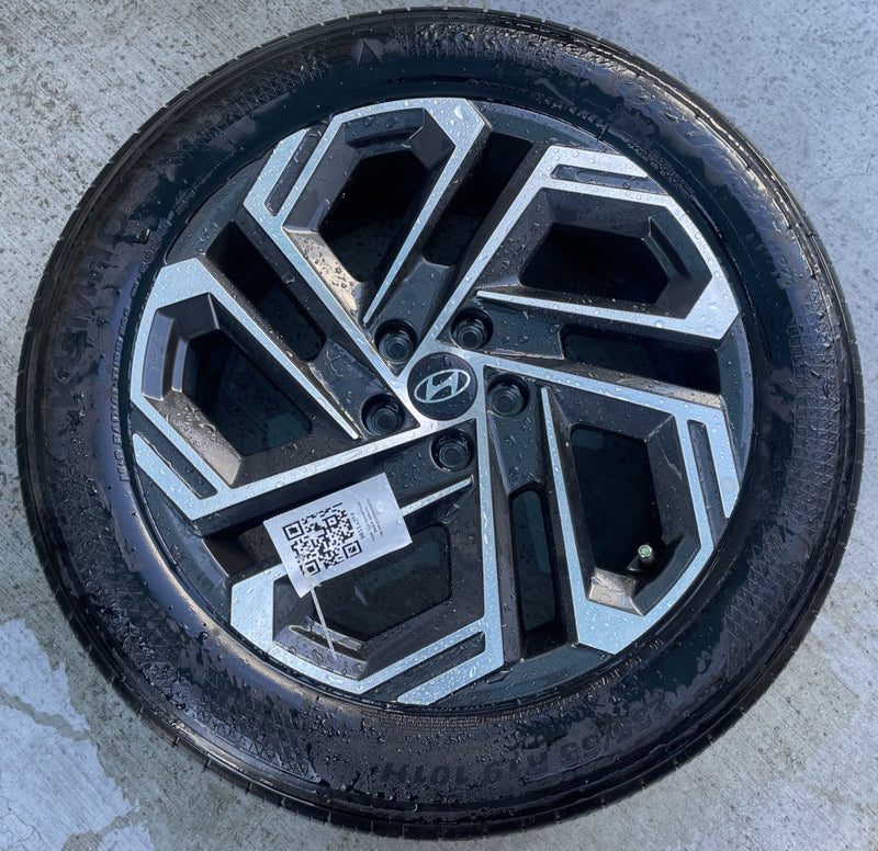 Load image into Gallery viewer, HYUNDAI TUCSON LIMITED 19x7.5 ALLOY WHEEL RIM 235/55R19 W/ TIRE 2025 # 113070
