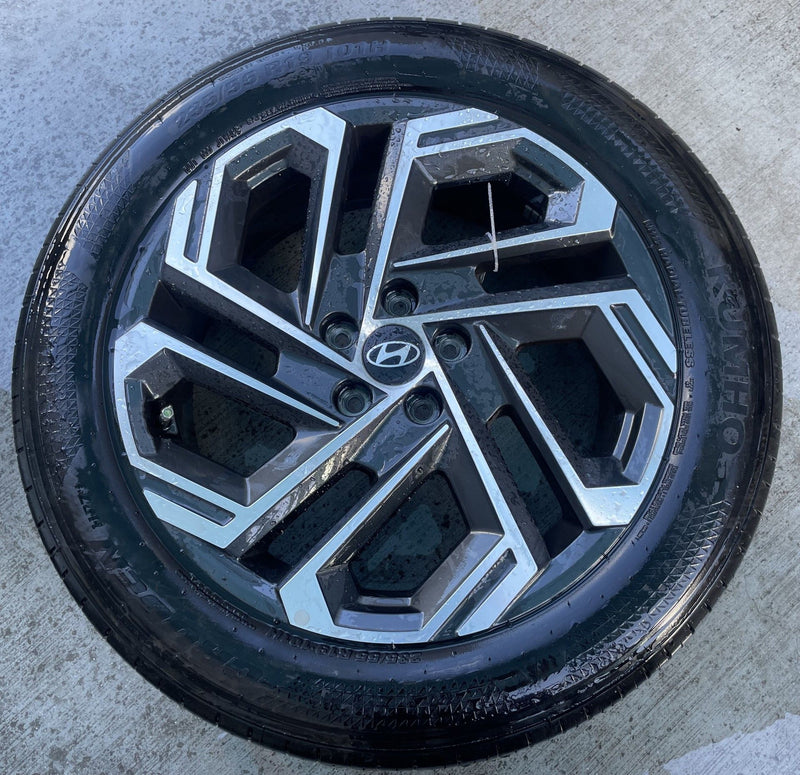 Load image into Gallery viewer, HYUNDAI TUCSON LIMITED 19x7.5 ALLOY WHEEL RIM 235/55R19 W/ TIRE 2025 # 113072
