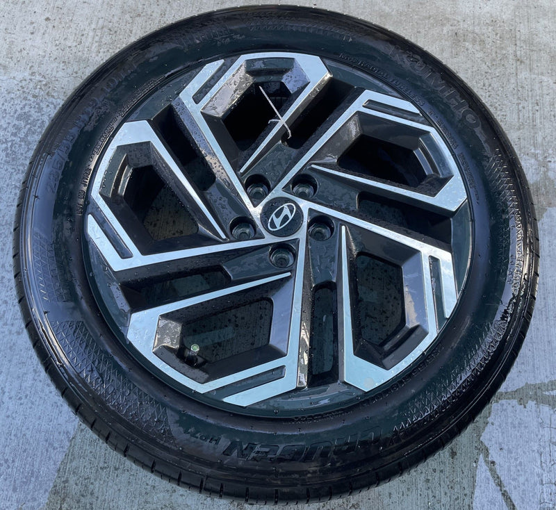 Load image into Gallery viewer, HYUNDAI TUCSON LIMITED 19x7.5 ALLOY WHEEL RIM 235/55R19 W/ TIRE 2025 # 113072
