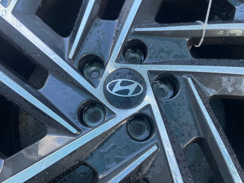 Load image into Gallery viewer, HYUNDAI TUCSON LIMITED 19x7.5 ALLOY WHEEL RIM 235/55R19 W/ TIRE 2025 # 113072
