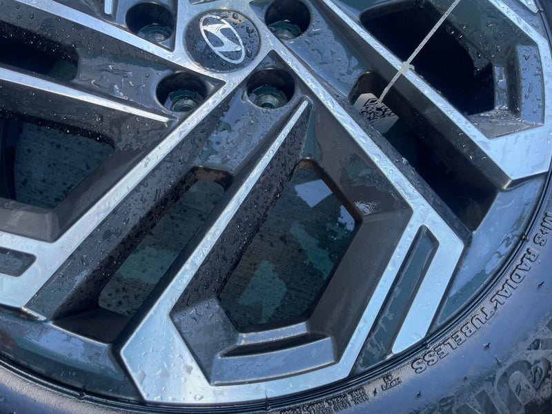 Load image into Gallery viewer, HYUNDAI TUCSON LIMITED 19x7.5 ALLOY WHEEL RIM 235/55R19 W/ TIRE 2025 # 113072
