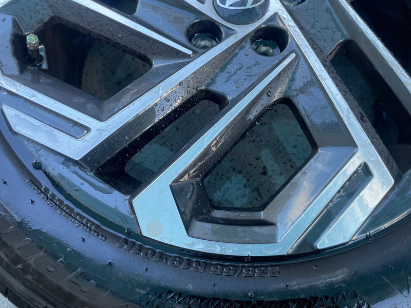 Load image into Gallery viewer, HYUNDAI TUCSON LIMITED 19x7.5 ALLOY WHEEL RIM 235/55R19 W/ TIRE 2025 # 113072

