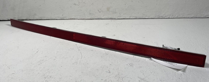 Load image into Gallery viewer, 2021 - 2023 HYUNDAI SANTA FE REAR BUMPER CENTER REFLECTOR LIGHT LAMP # 107961
