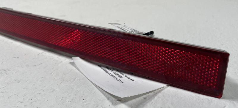 Load image into Gallery viewer, 2021 - 2023 HYUNDAI SANTA FE REAR BUMPER CENTER REFLECTOR LIGHT LAMP # 107961
