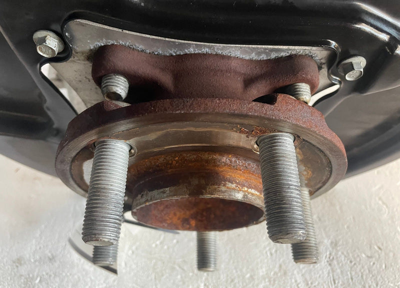 Load image into Gallery viewer, 2015-2023 FORD MUSTANG RWD REAR LEFT DRIVER SIDE SPINDLE KNUCKLE W/ HUB # 113524
