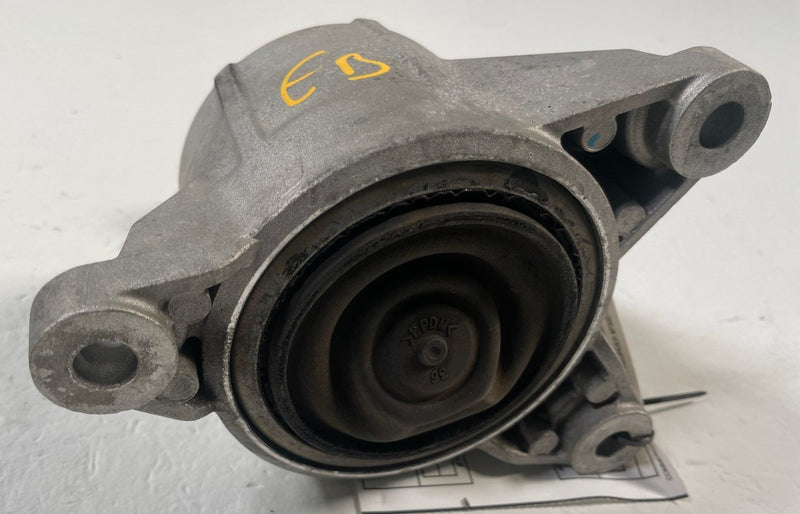 Load image into Gallery viewer, 2018 - 2023 KIA STINGER FRONT LEFT SIDE ENGINE MOTOR MOUNT BRACKET 3.3L # 110727
