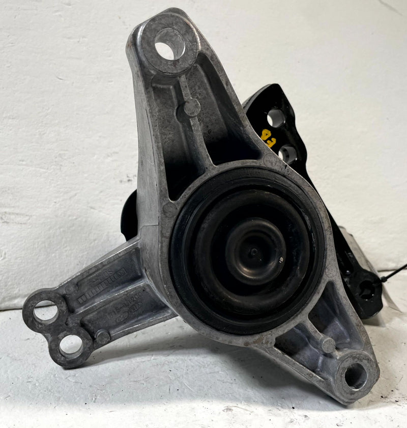 Load image into Gallery viewer, 2021 - 2024 KIA K5 FRONT RIGHT SIDE ENGINE MOUNT SUPPORT BRACKET 1.6L # 110680
