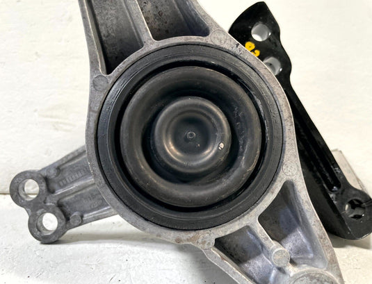 2021 - 2024 KIA K5 FRONT RIGHT SIDE ENGINE MOUNT SUPPORT BRACKET 1.6L