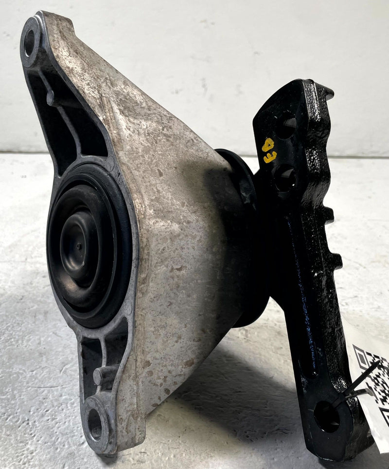 Load image into Gallery viewer, 2021 - 2024 KIA K5 FRONT RIGHT SIDE ENGINE MOUNT SUPPORT BRACKET 1.6L # 110680

